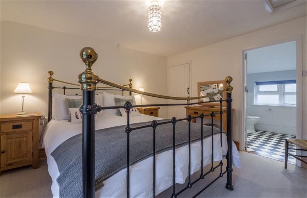 Double bedroom with en-suite at Flint Cottage, Wenhaston 