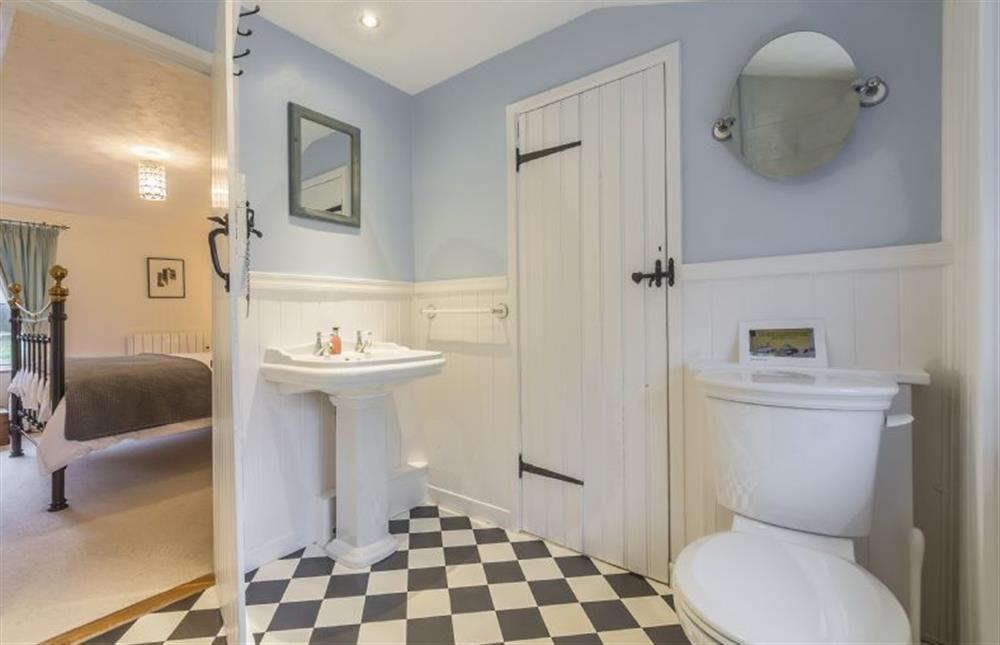 En-suite shower room (photo 2) at Flint Cottage, Wenhaston 