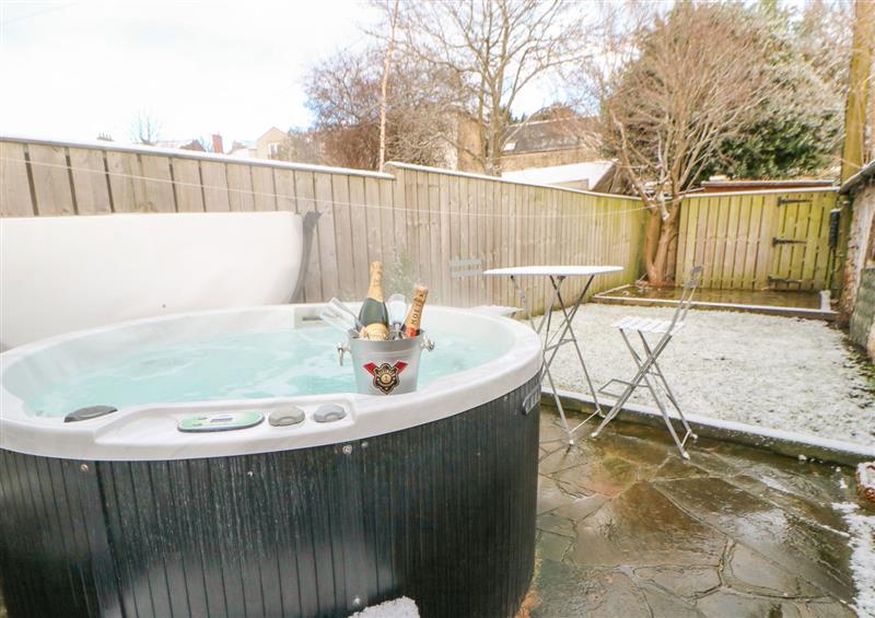 There is a hot tub at Flints Cottage, Richmond