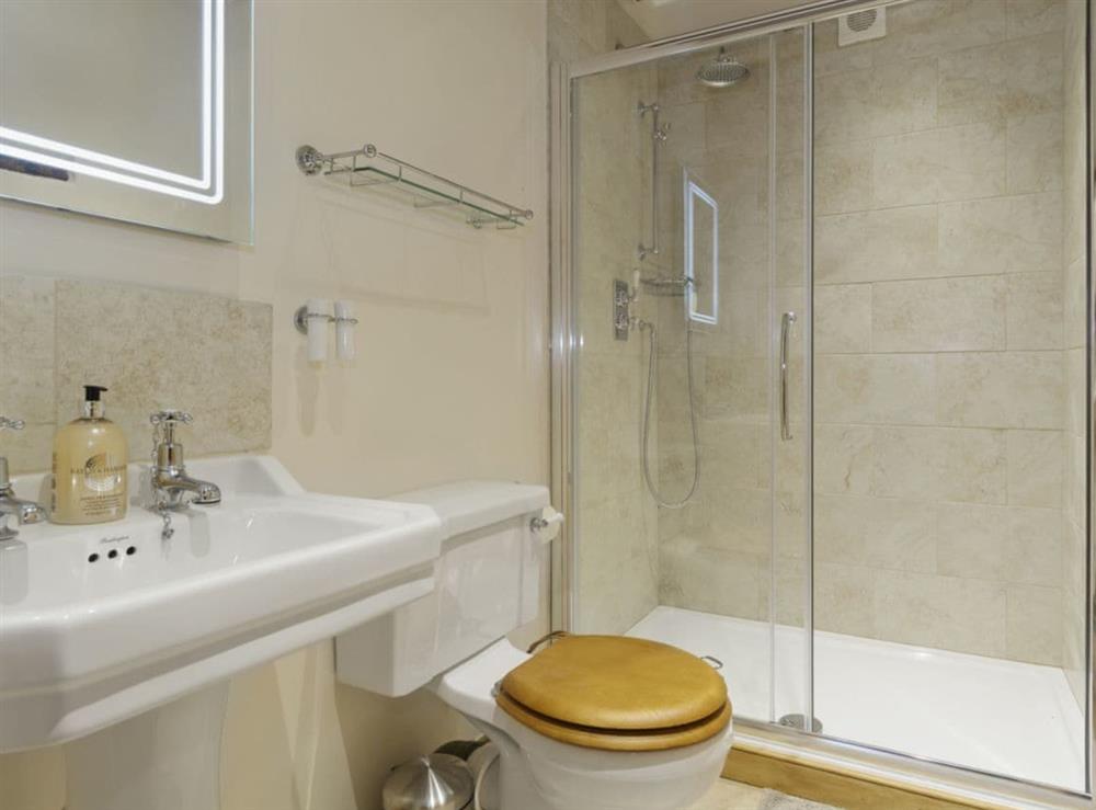 En-suite with double shower cubicle at Flowers Barn in Middle Duntisbourne, near Cirencester, Gloucestershire