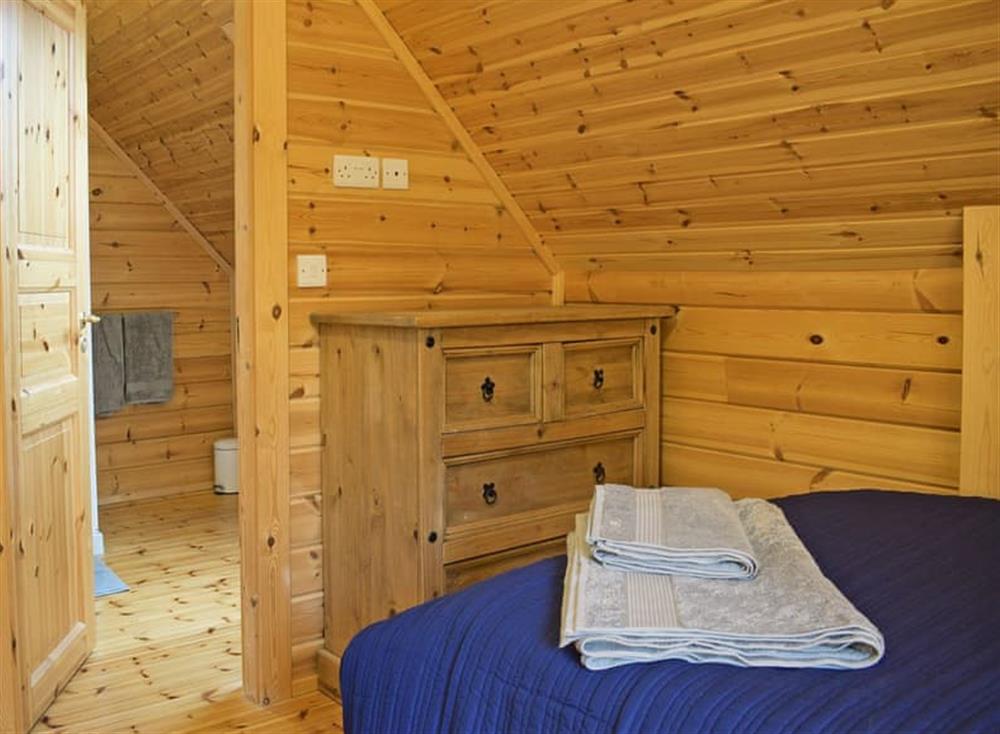 Comfortable twin bedroom with en-suite (photo 2) at Flynns Lodge in Llanbedr, near Harlech, Gwynedd