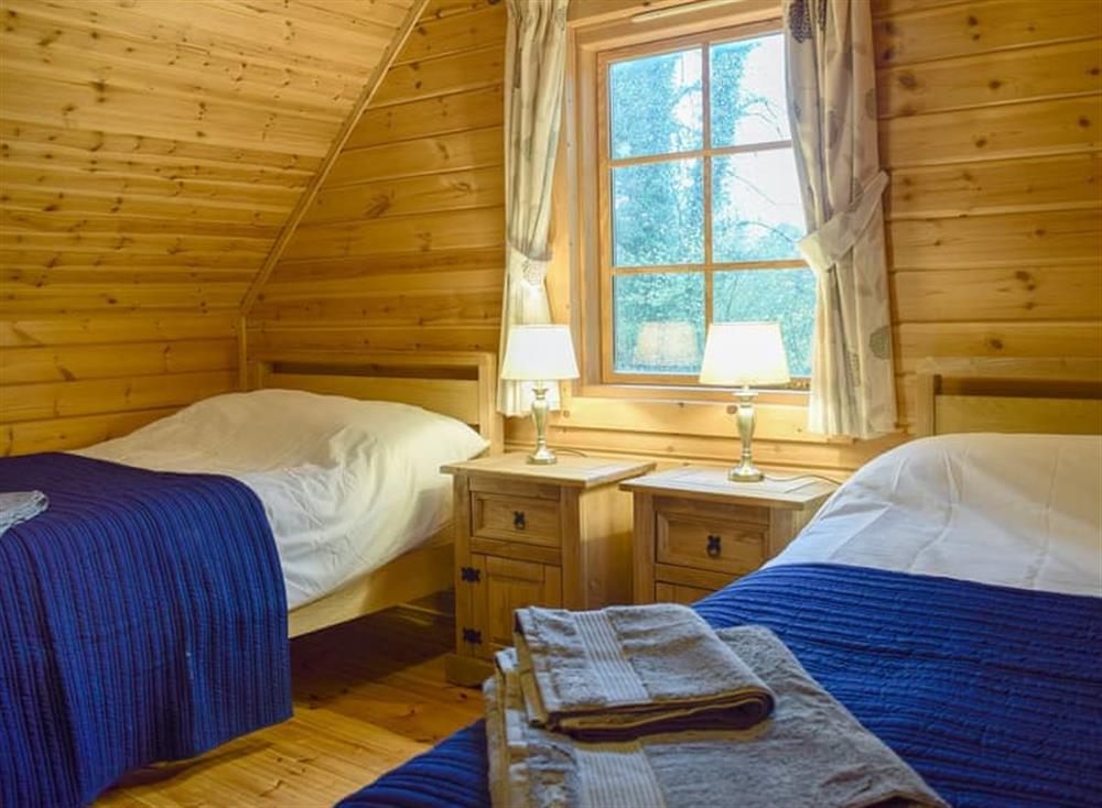 Comfortable twin bedroom with en-suite at Flynns Lodge in Llanbedr, near Harlech, Gwynedd