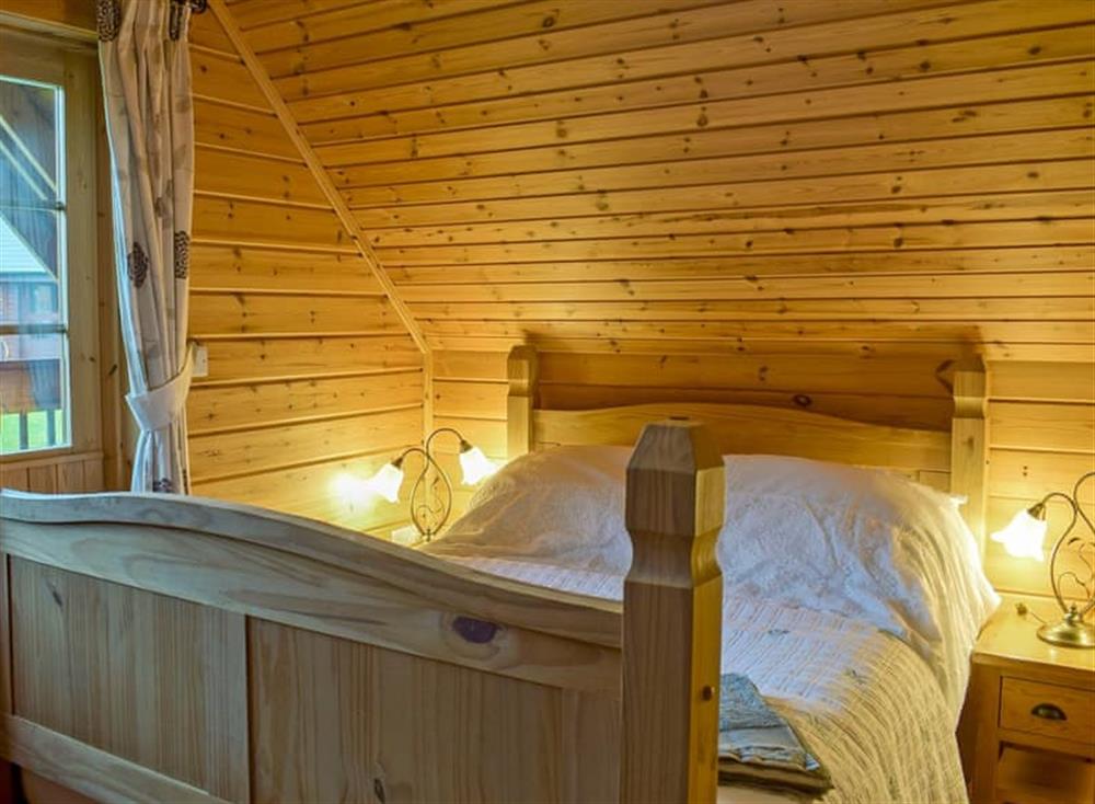 Relaxing double bedroom with en-suite at Flynns Lodge in Llanbedr, near Harlech, Gwynedd
