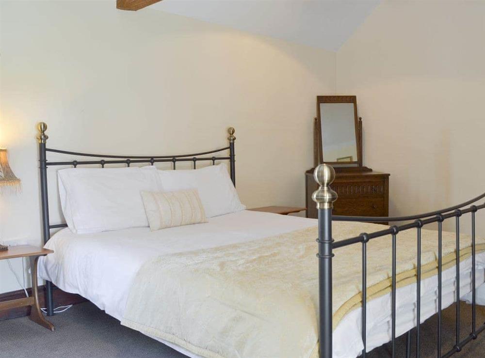 Comfortable en-suite double bedroom at Burdett’s Cottage, 