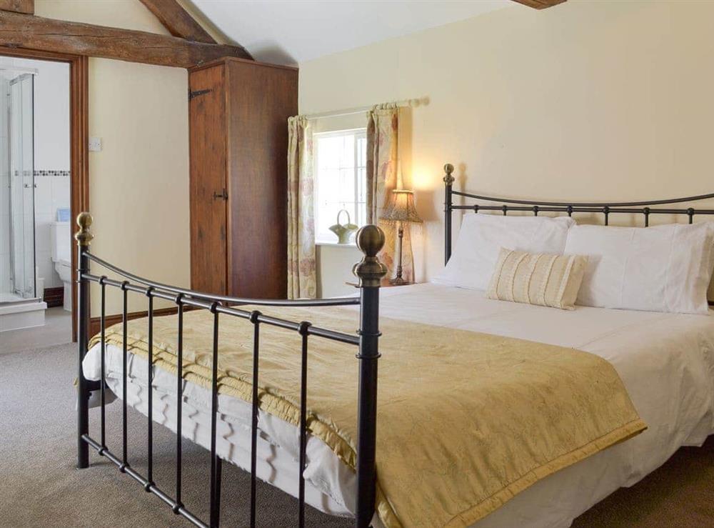 Peaceful en-suite double bedroom at Burdett’s Cottage, 