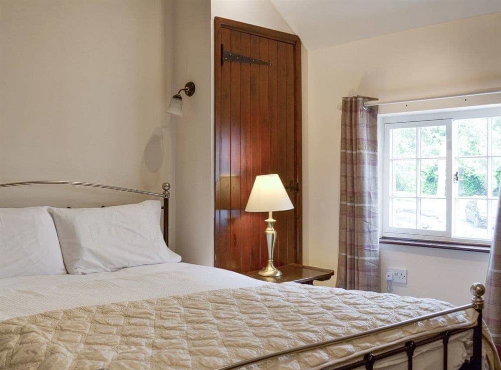 Peaceful en-suite double bedroom at Repton Cottage, 