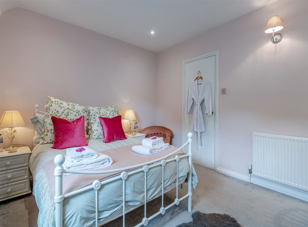 Double bedroom (photo 3) at Foresters Rest in Selborne, Hampshire