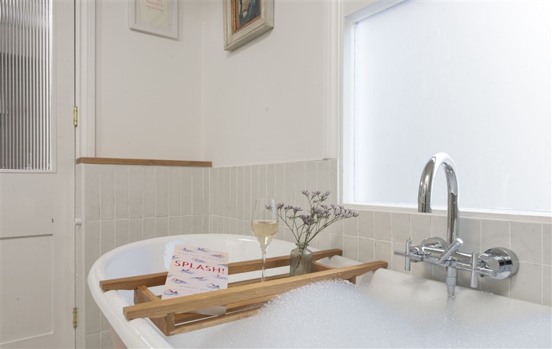 Bathroom at Forget Me Not Cottage, Cornwall
