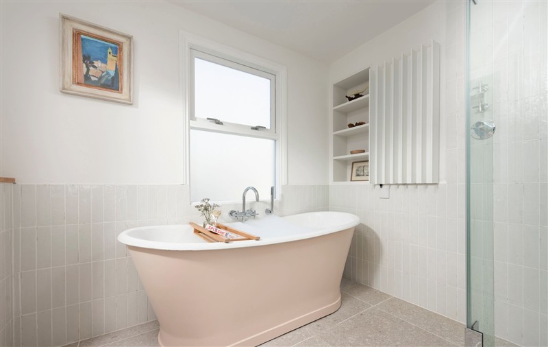 The bathroom at Forget Me Not Cottage, Cornwall