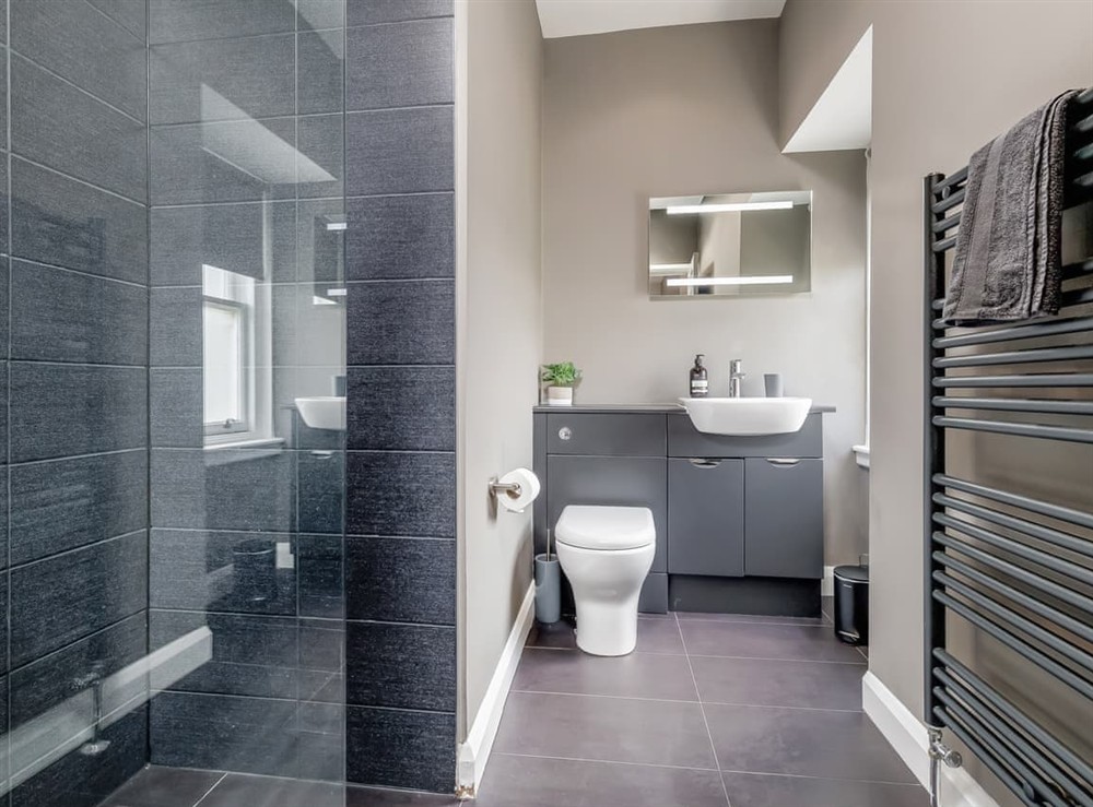 En-suite (photo 2) at Formans Lodge in Musselburgh, East Lothian
