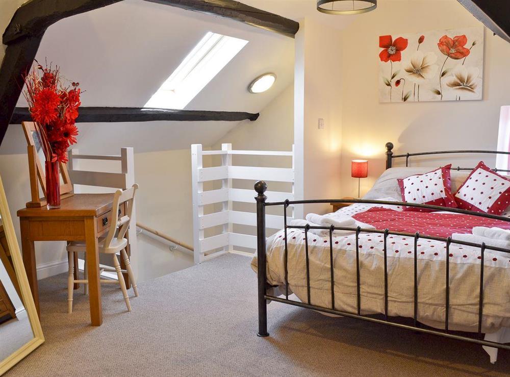 King size double bedroom with en-suite at Four Seasons in Pickering, North Yorkshire