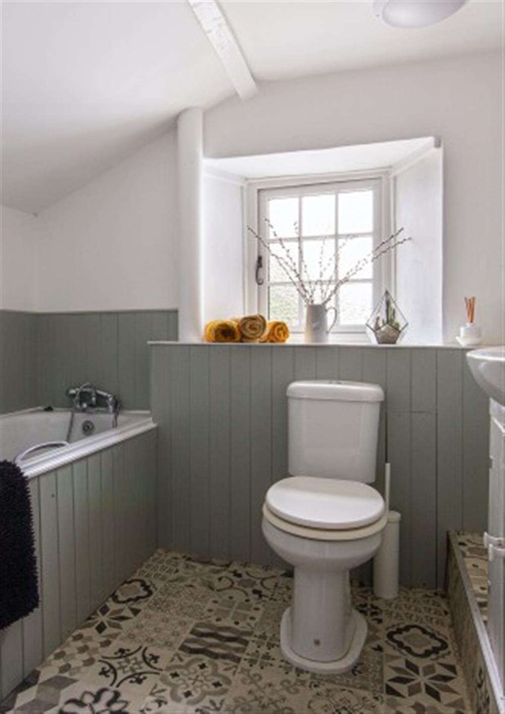 Family bathroom WC at Foxglove Cottage in Launceston