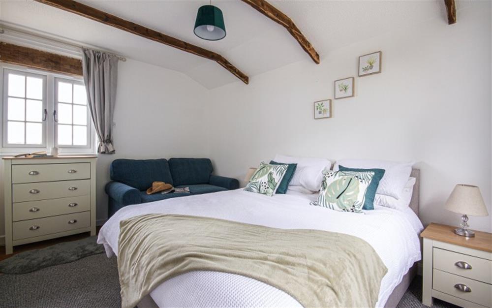 Lower zip and link king bedroom at Foxglove Cottage in Launceston