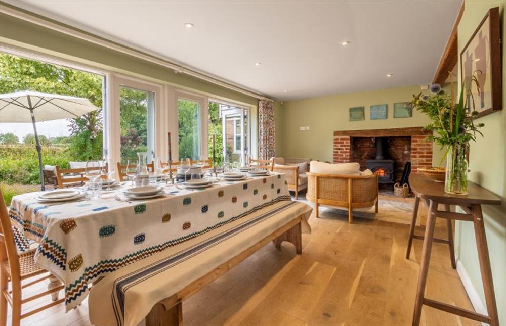 Bright dining area with seating for up to twelve at Foxhole Cottage, Framsden