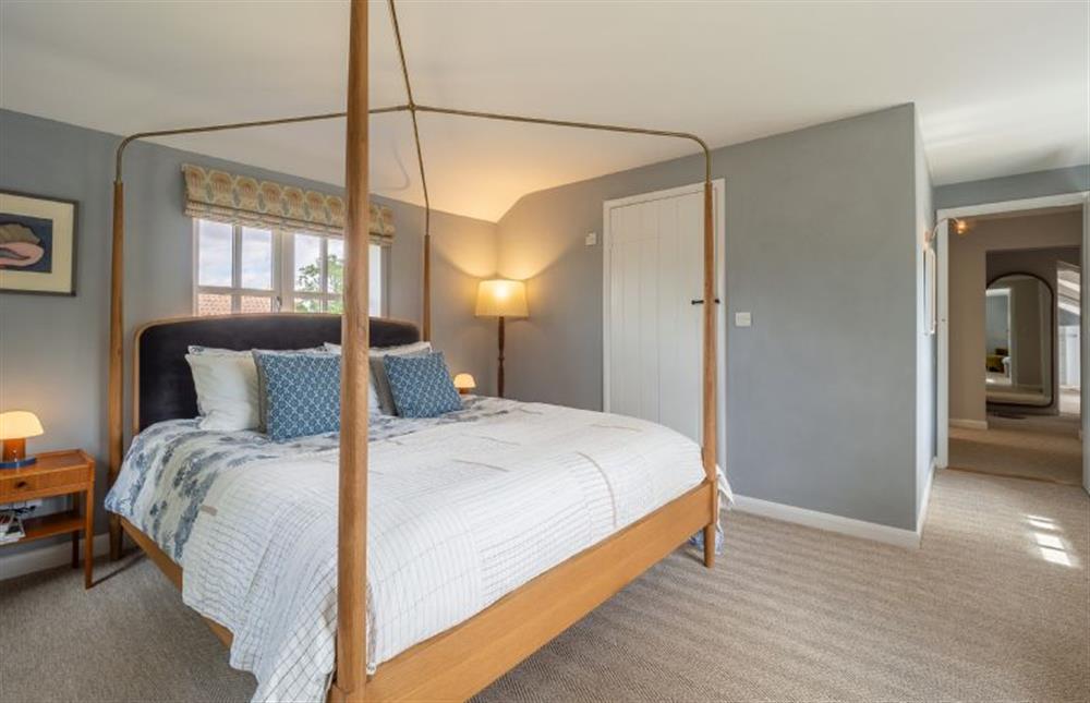 The master bedroom has an en-suite bathroom at Foxhole Cottage, Framsden