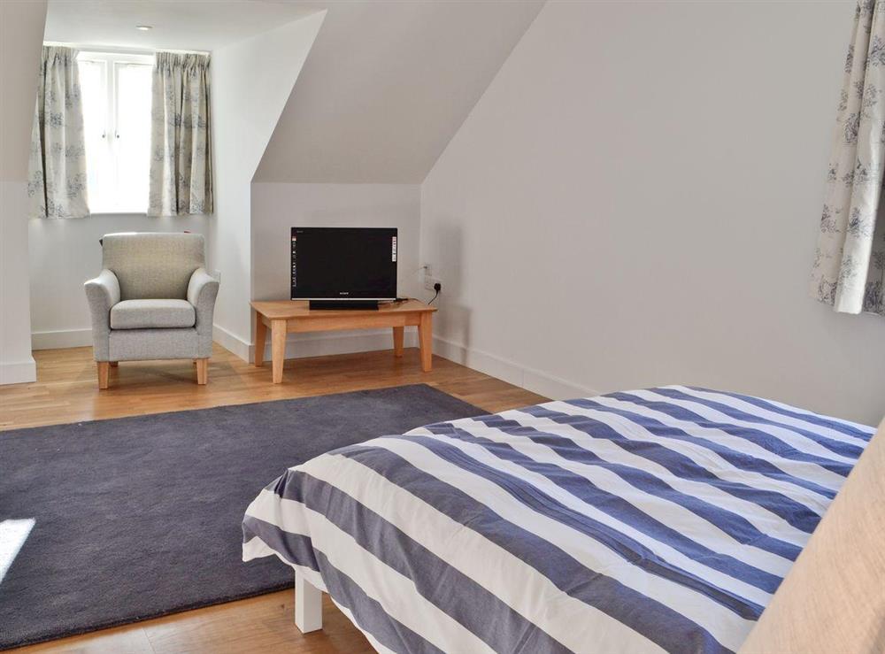 Large size double bedroom with TV at Freefolk in Polzeath, Cornwall