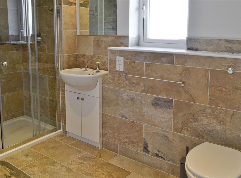 Modern style shower room at Freefolk in Polzeath, Cornwall
