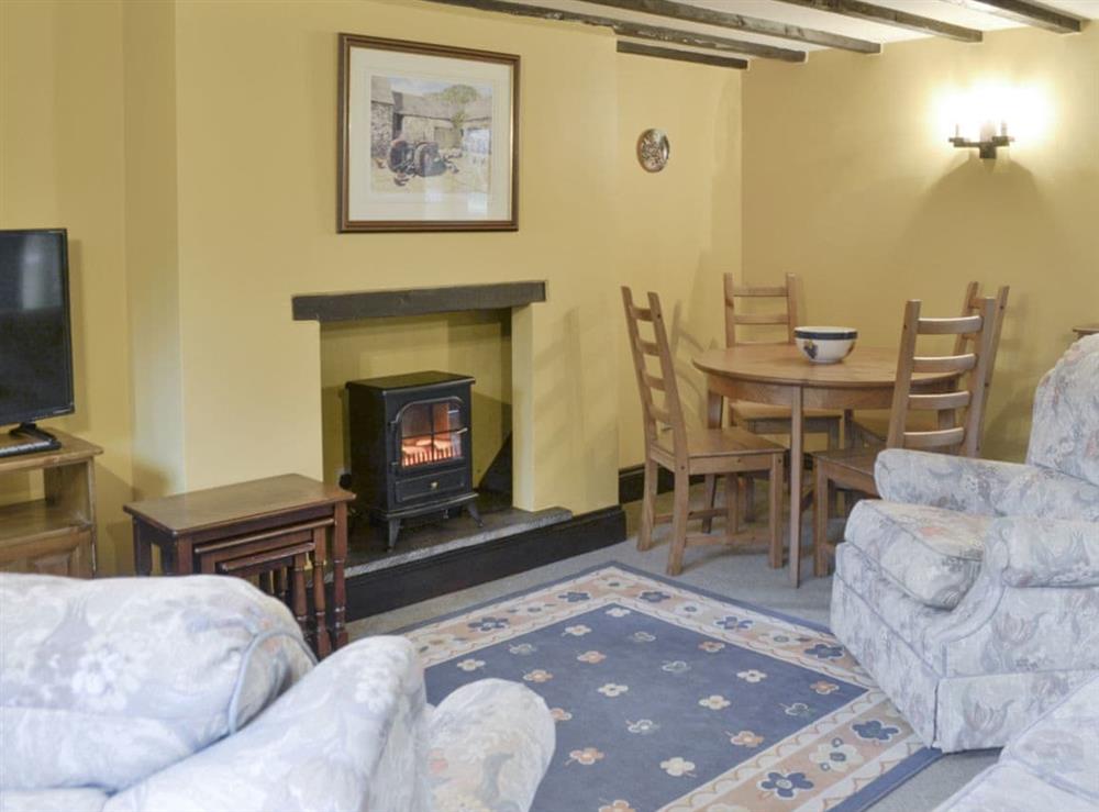 Cosy living room with convenient dining area at Chaffcutters, 