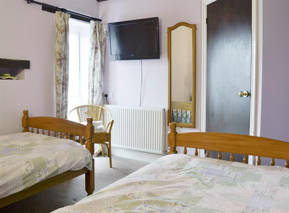 Good-sized twin bedroom at Wheelwrights, 