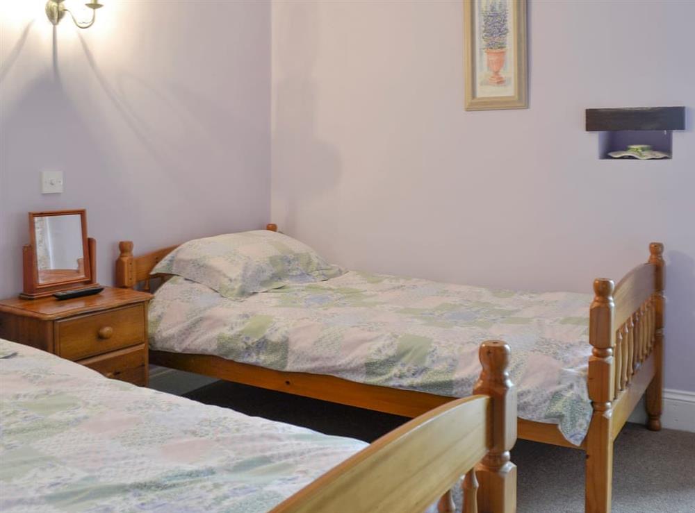 Restful twin bedroom at Wheelwrights, 