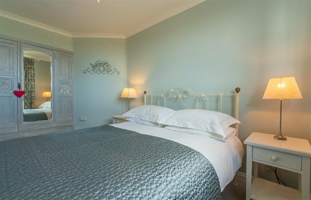 Ground floor:  King-size bedroom with large wardrobe (photo 2) at Fridays Barn, Salthouse near Holt