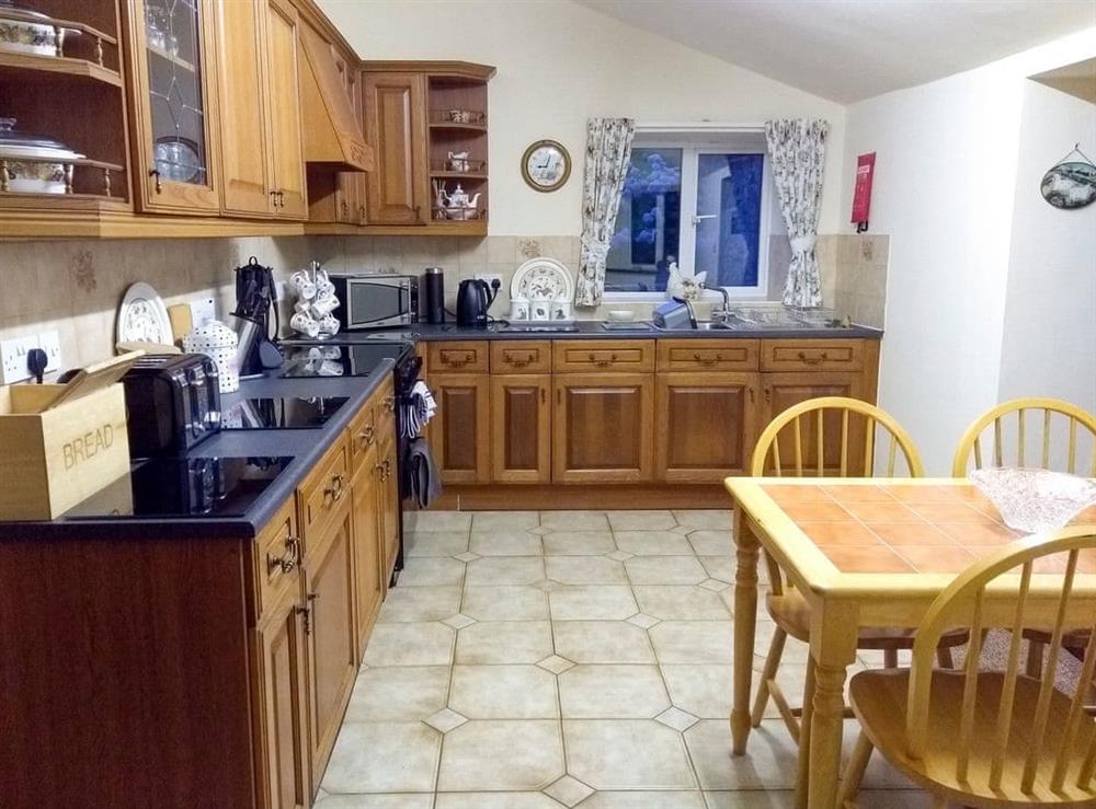 Kitchen/diner at Fron Heulog Holiday Cottage in Llanwddyn, near Oswestry, Powys