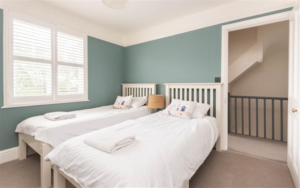 The twin bedroom at Fuchsia Cottage in Salcombe