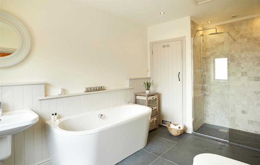 En-suite bathroom with separate shower at Furlong Barn, Long Itchington