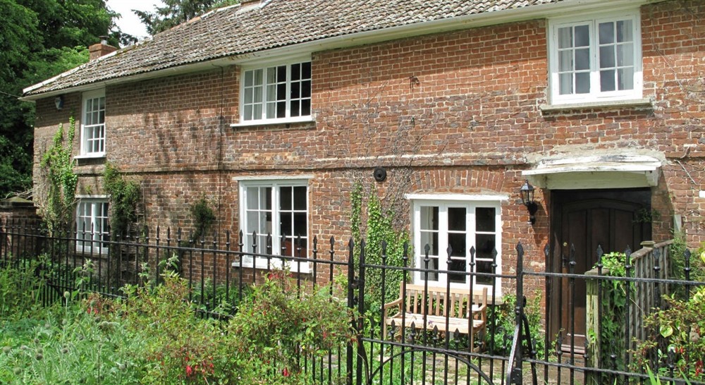 The pretty exterior of Fyne Court Cottage, The Quantocks, Somerset (photo 2) at Fyne Court Cottage in Bridgwater, Somerset