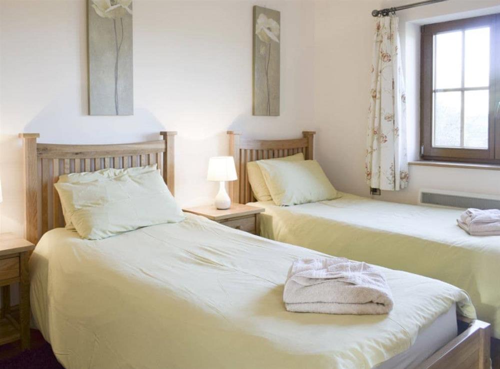 Comfortable twin bedroom at Gwel-Y-Llyn, 