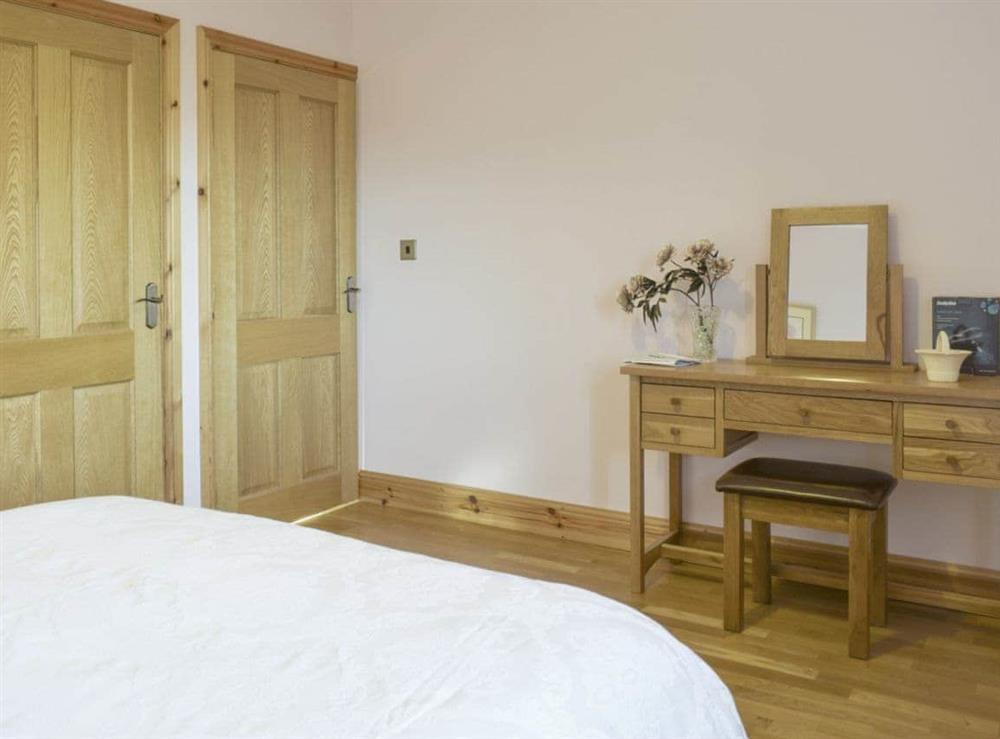 Dressing area within doble bedroom at Tan Y Dderwen, 