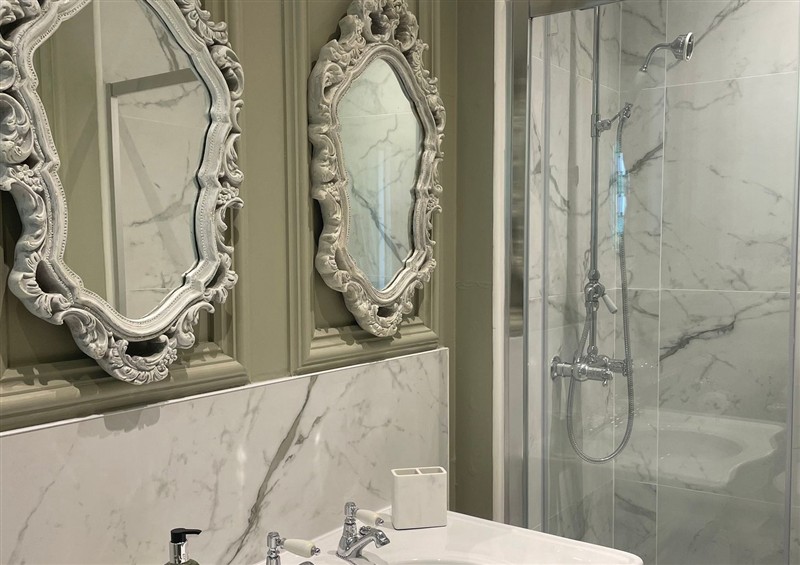 The bathroom at Garden Apartment, Par