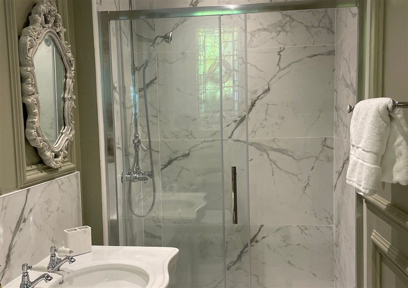 This is the bathroom at Garden Apartment, Par