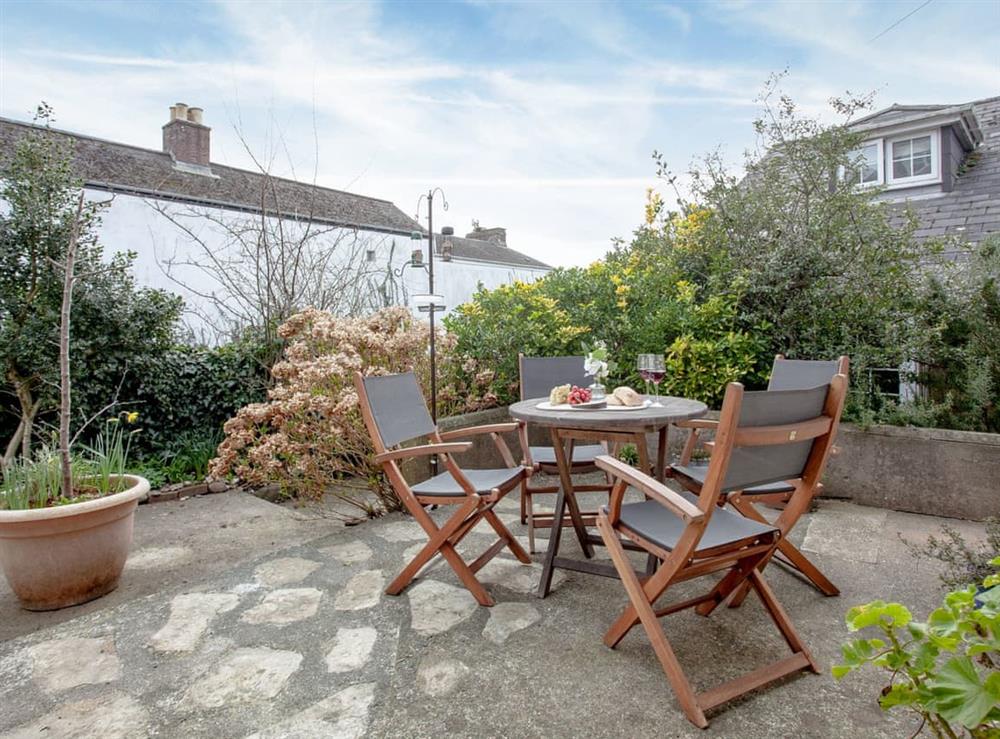 Sitting-out-area at Garden Cottage in Kingsbridge, Devon