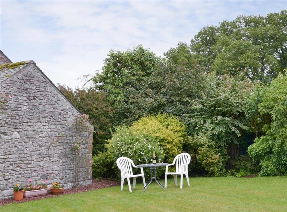 Lawned garden with garden furniture at Garden Cottage in Newby near Penrith, Cumbria