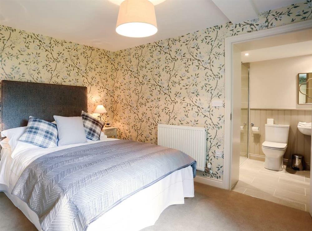 Splendid double bedroom with en-suite shower room at Garden Cottage in Settrington, near Malton, North Yorkshire