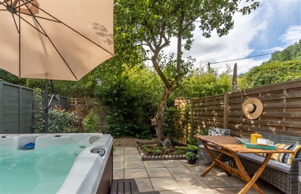 Garden with Jacuzzi hot tub at Garden Wall Cottage, Great Snoring near Fakenham