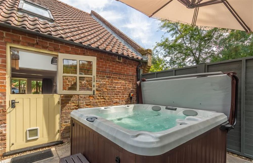 Jacuzzi hot tub at Garden Wall Cottage, Great Snoring near Fakenham