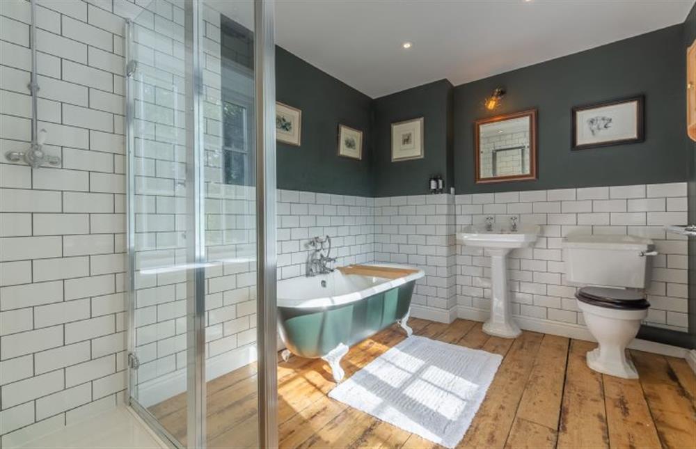 First floor: En-suite bath and shower room  at Gardeners Cottage, Fring near Kings Lynn