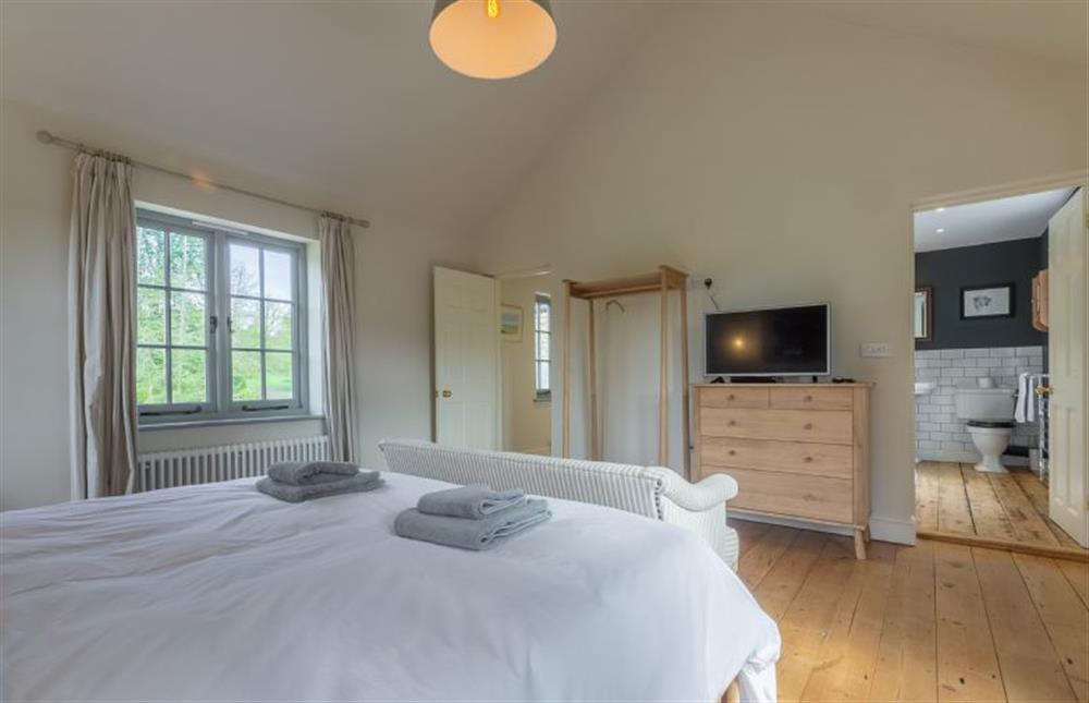 First floor: Master bedroom with door to en-suite bath and shower room at Gardeners Cottage, Fring near Kings Lynn