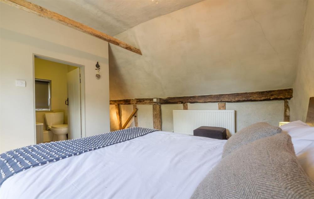 Double bedroom with 5’ bed and en-suite bathroom (photo 2) at Gardeners Cottage (Suffolk), Thornham Magna