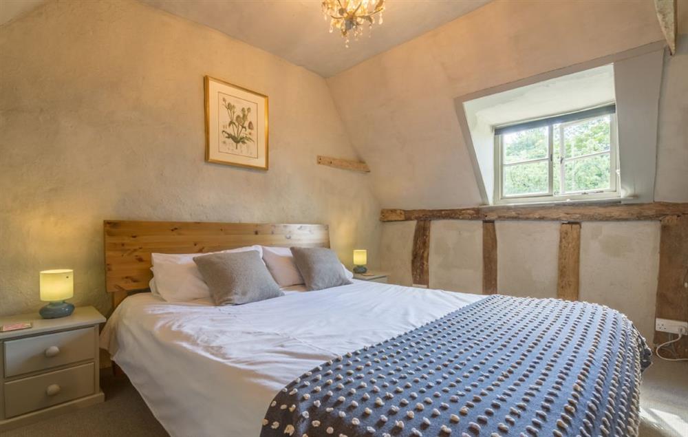 Double bedroom with 5’ bed and en-suite bathroom at Gardeners Cottage (Suffolk), Thornham Magna