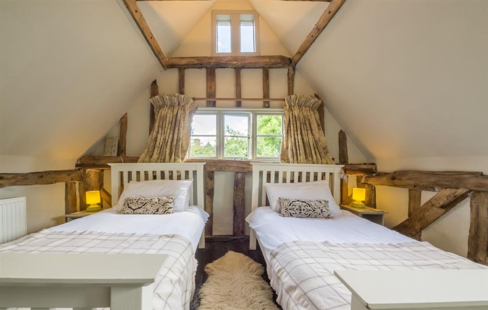 Twin room with an en-suite wc and basin at Gardeners Cottage (Suffolk), Thornham Magna