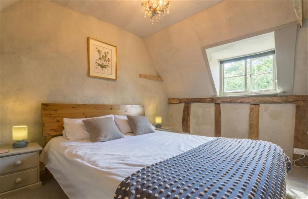First floor: King size bedroom with vaulted ceiling at Gardeners Cottage, Thornham Magna near Eye
