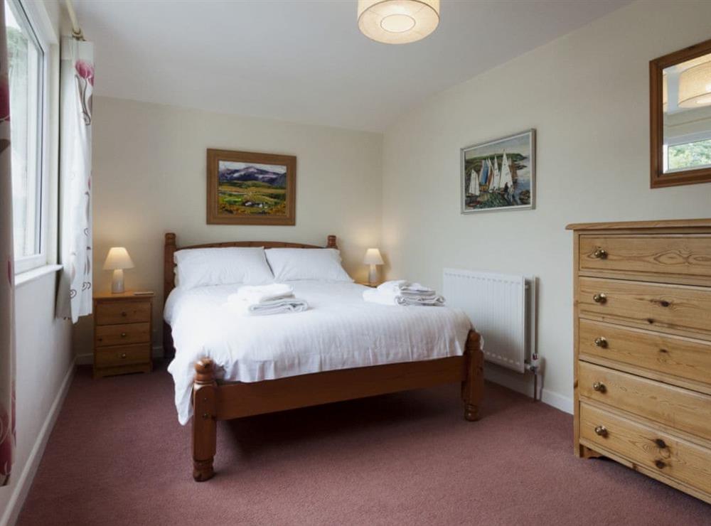 Relaxing bedroom with kingsize bed and en-suite bathroom at Garston in Shadycombe/Coronation, Devon