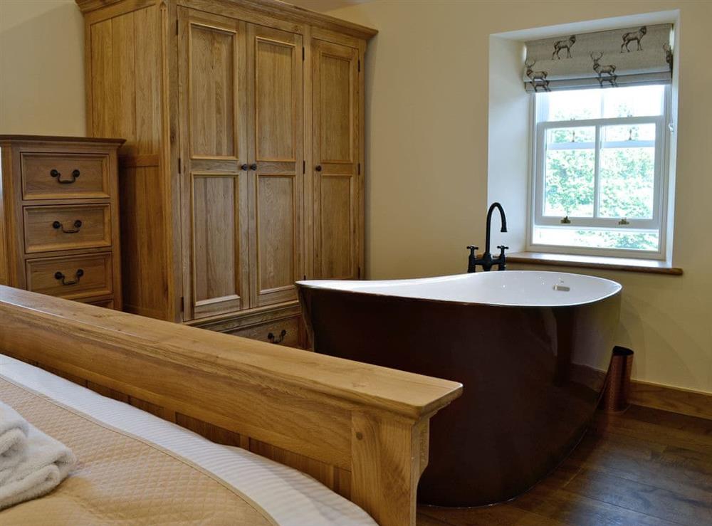 Impressive bath in bedroom area at Garth Studio, 