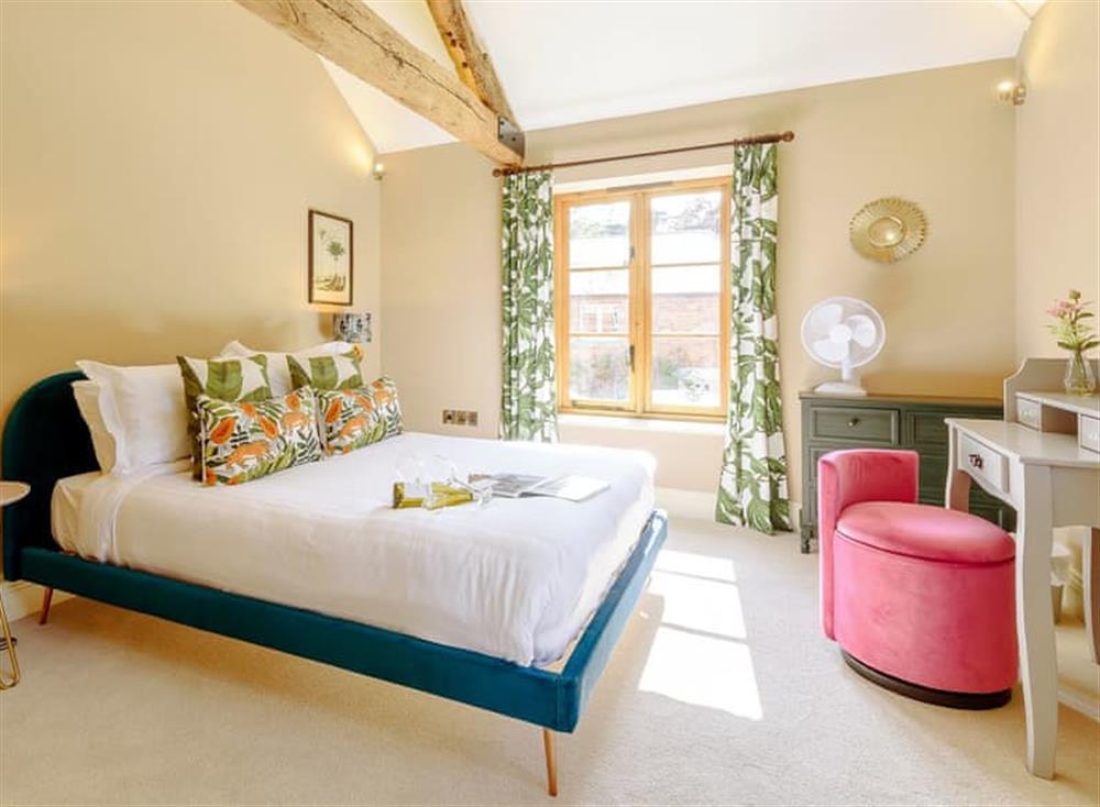 Charming double bedroom with en-suite at The Old Dairy, 