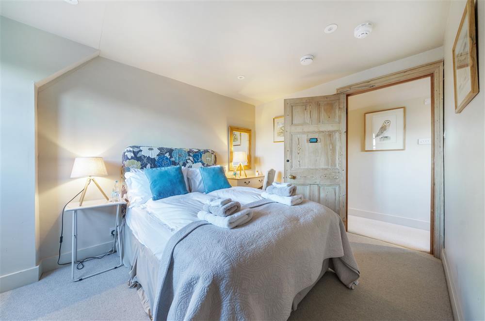 Bedroom six - The Snug, with a 4’6 double bed at Gate Street Farm House, Bramley, Guildford