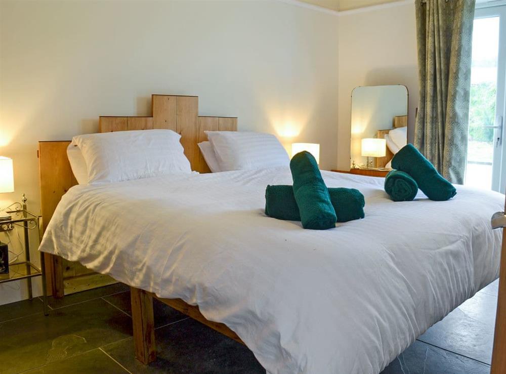Relaxing double bedroom with en-suite at Gatsby Getaway in Kentisbury, near Ilfracombe, Devon