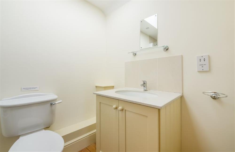First floor: En-suite family bathroom at Geddings Farm Barn, Ringstead near Hunstanton